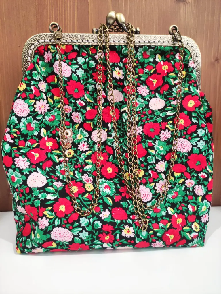 Sac vert et fleurs rouges