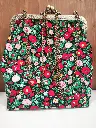Sac vert et fleurs rouges