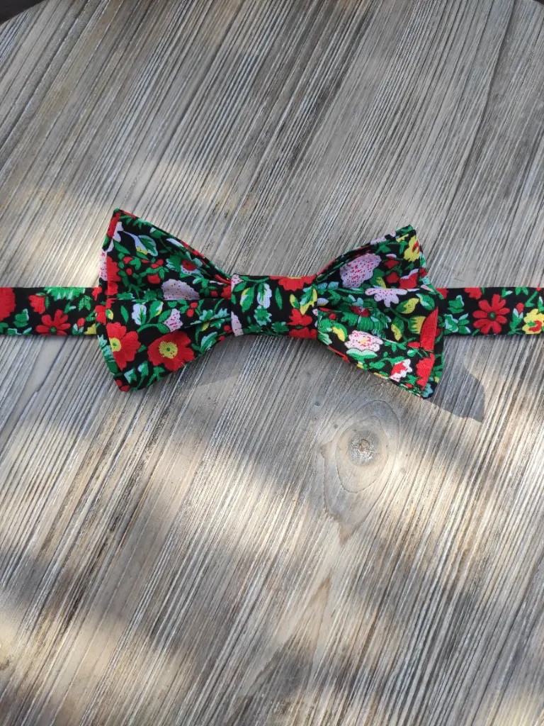 Noeud papillon fleurs rouges