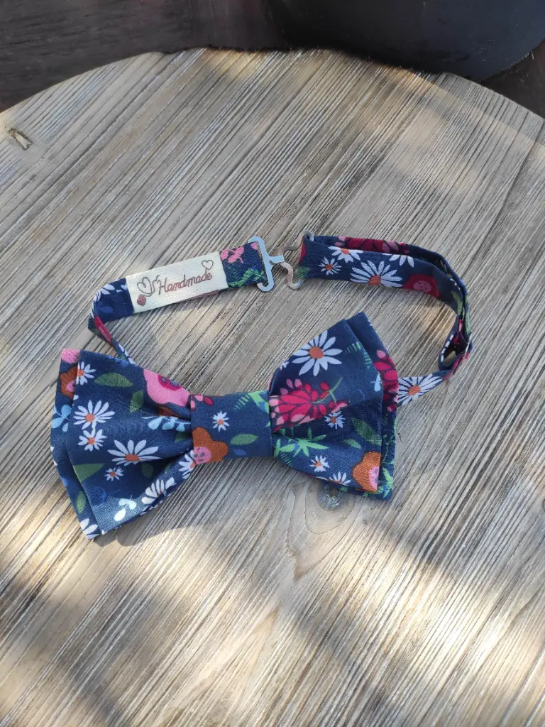 Noeud papillon bleu fleuri