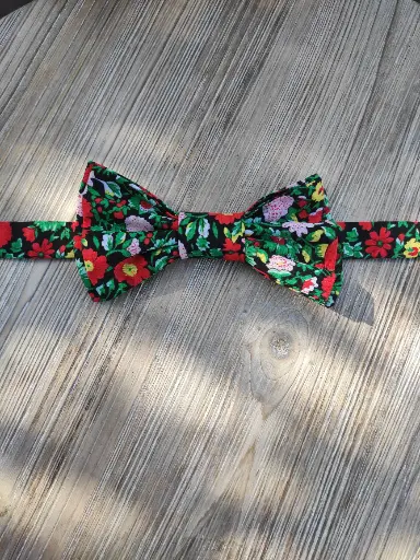 Noeud papillon fleurs rouges