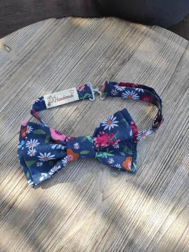 Noeud papillon bleu fleuri