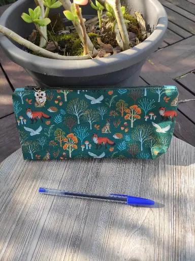 Trousse verte motif animaux
