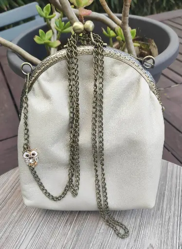 Sac à main cuir écru rond